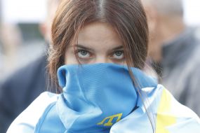 Девушка с крымскотатарским флагом