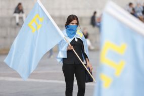 Девушка с крымскотатарским флагом