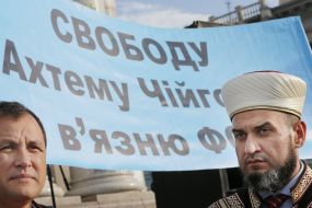 Участники митинга в поддержку Ахтема Чийгоза