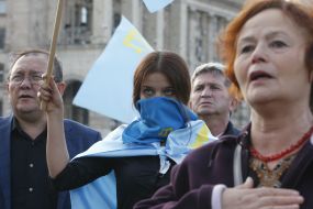 Девушка с крымскотатарским флагом