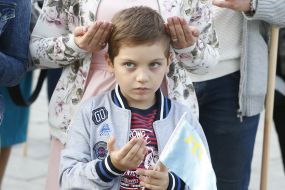 Мальчик молится