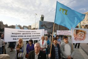 Участники митинга в поддержку Ахтема Чийгоза