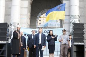 Участники митинга в поддержку Ахтема Чийгоза