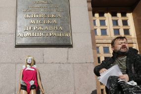 Theatricalized flashmob: "How Kiev developers hide" near KSSA