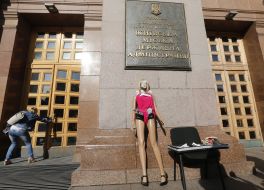 Theatricalized flashmob: "How Kiev developers hide" near KSSA