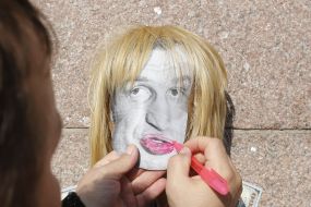 The activist paints his lips on the photo of Vitali Klitschko