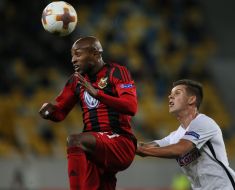 Игровой момент матча между  ФК "Заря" и ФК "Эстерсунд"