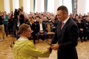 Виталий Кличко вручает благодарности городского головы