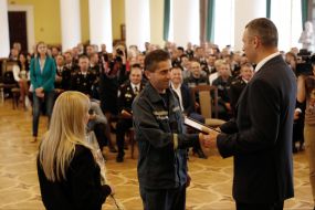 Виталий Кличко вручает благодарности городского головы