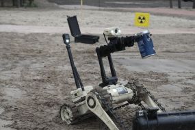 Robot of blasting service (robot sapper)