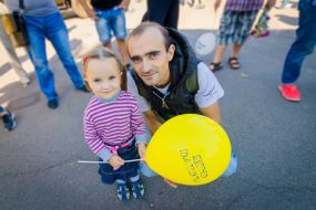 Дівчинка з повітряною кулькою