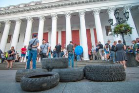 Участники митинга принесли шины