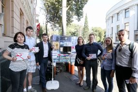 Акция возле ВРУ с требованием принять антитабачный закон