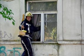 Employees of the Department of Emergency Situations take out the surviving items