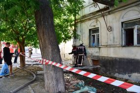 Employees of the Department of Emergency Situations take out the surviving items