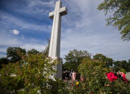 Marina Poroshenko put flowers to the memorial