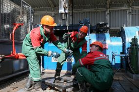 Workers on the platform of the drilling rig