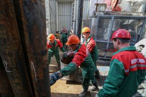 Workers on the platform of the drilling rig