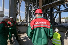 Workers on the platform of the drilling rig