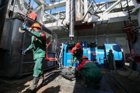 Workers on the platform of the drilling rig