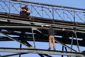 The guy threatens to jump from the Lovers Bridge