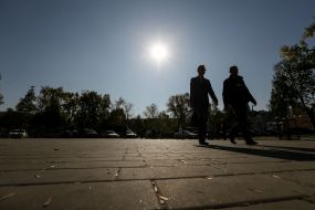 Прохожие в сквере №3 на Контрактовой площади