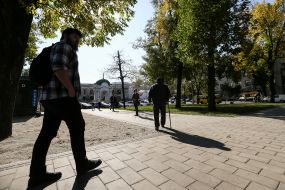 Прохожие в сквере №3 на Контрактовой площади