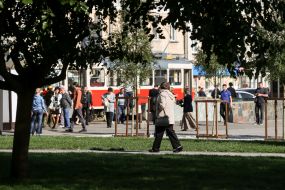 Прохожие в сквере №3 на Контрактовой площади