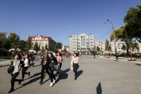 Прохожие в сквере №3 на Контрактовой площади