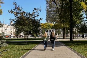 Прохожие в сквере №3 на Контрактовой площади