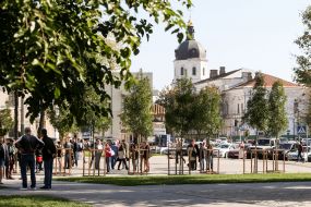 Прохожие в сквере №3 на Контрактовой площади