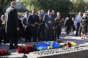 Laying flowers to the monument to the victims of Babi Yar