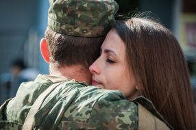 Правоохоронець прощається з дівчиною