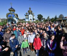 Petro Poroshenko talks to people