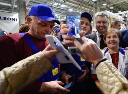 Petro Poroshenko is photographed with the workers of the Leoni AG plant