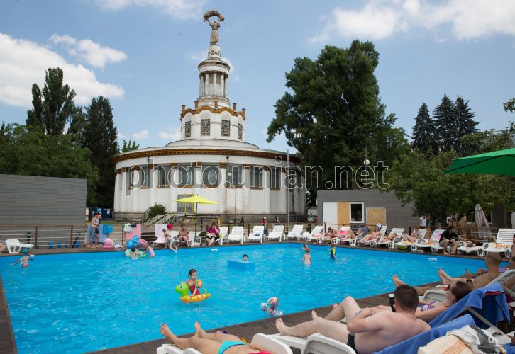 В Киеве на ВДНХ открыли огромный бассейн под открытым небом: детали. Читайте на starodub-cpmsocsop.ru