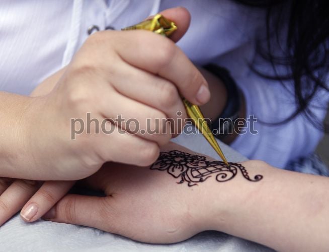 Фото Рисунок хной на руке девушки - УНИАН