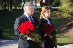 Petro Poroshenko and his wife Marina honored Babi Yar victims