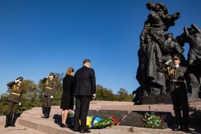 Petro Poroshenko and his wife Marina honored Babi Yar victims
