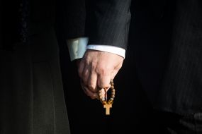 Петро Порошенко тримає чотки з хрестиком