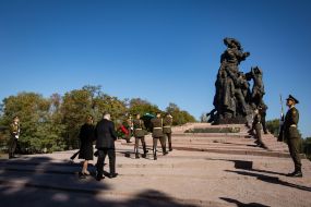 Petro Poroshenko and his wife Marina honored Babi Yar victims