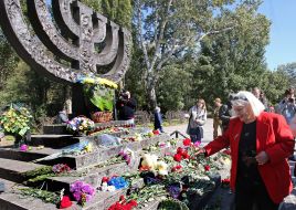 Laying flowers to the Minora monument