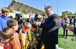 Petro Poroshenko presents awards
