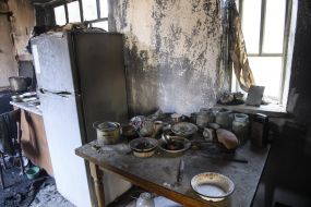 Пошкоджений від вибухів боєприпасів житловий будинок