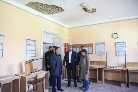 Гройсман оглянув пошкоджене від вибухів боєприпасів приміщення школи