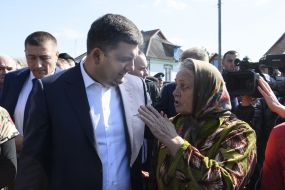 Володимир Гройсман спілкується з жителями Павлівки