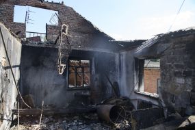 Пошкоджений від вибухів боєприпасів житловий будинок