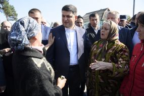 Володимир Гройсман спілкується з жителями Павлівки