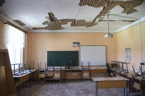 Пошкоджене від вибухів боєприпасів приміщення школи