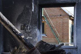 Пошкоджений від вибухів боєприпасів житловий будинок